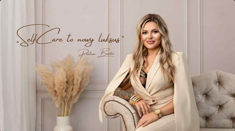 Paulina Bieńka, właścicielka Lejdis Beauty Clinic, w kremowym kostiumie na pikowanym fotelu